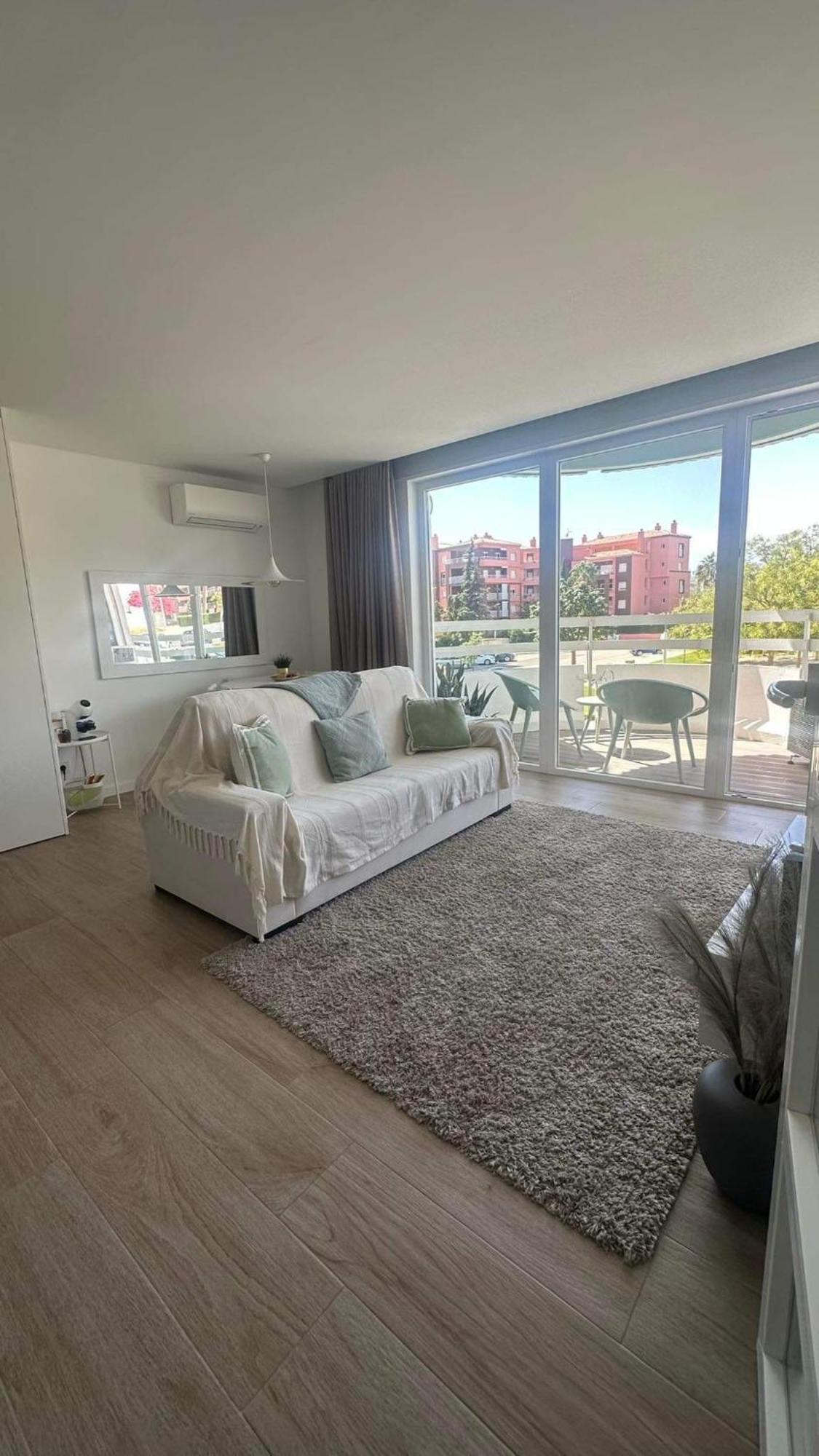 Golden Coast Apartment *